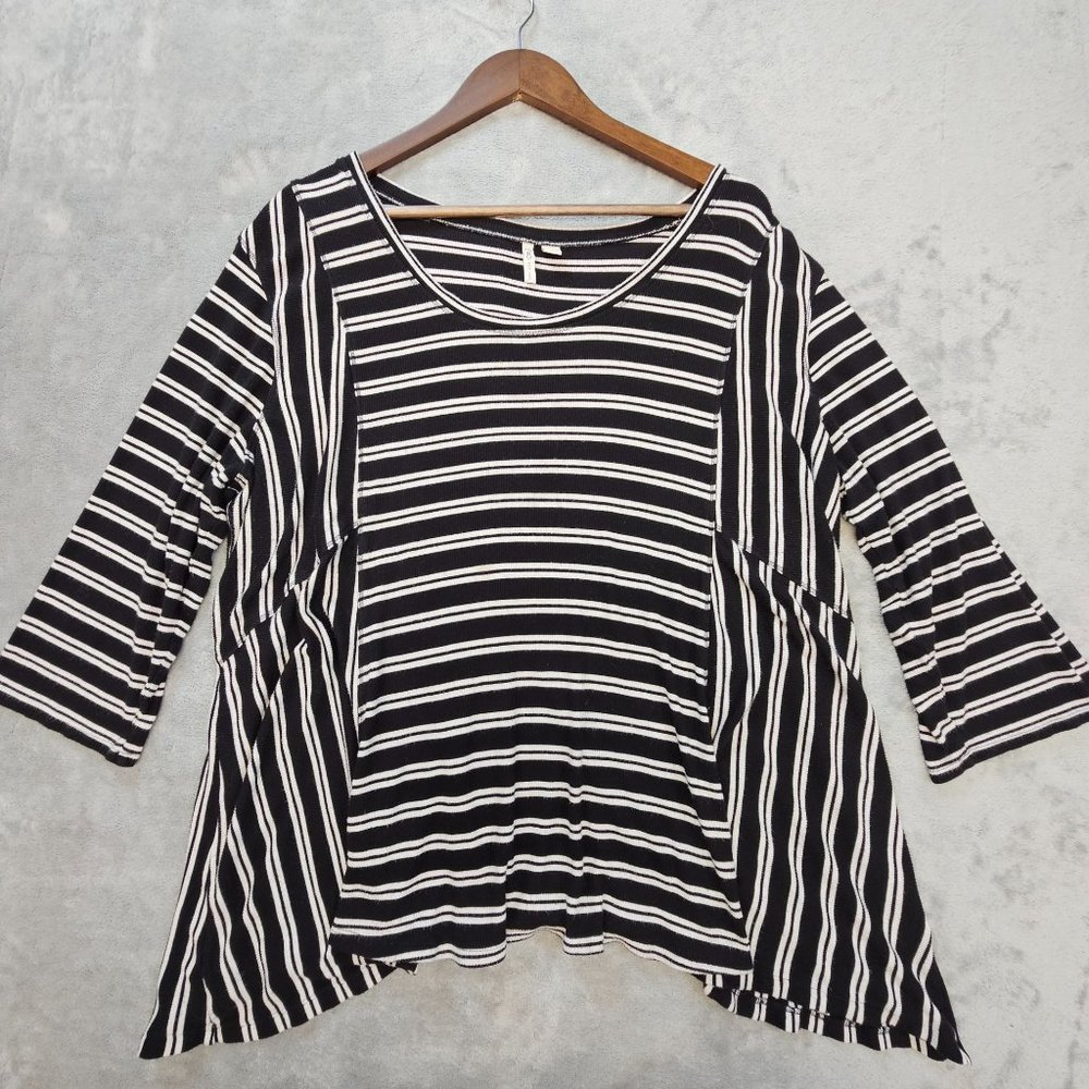 CATO Top Womens 26/28W Black White Striped Stretch Sharkbite‎ Lightweight Knit